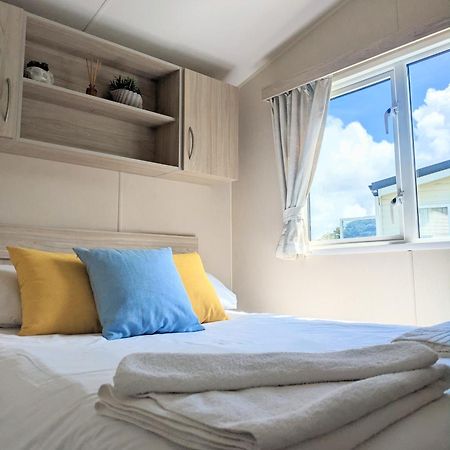 Large 4 Person Couples And Family Caravan In Newquay Bay Resort Eksteriør bilde