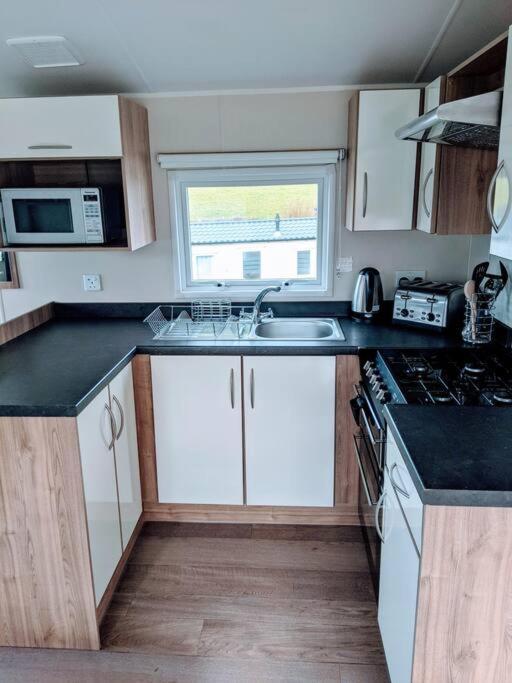 Large 4 Person Couples And Family Caravan In Newquay Bay Resort Eksteriør bilde