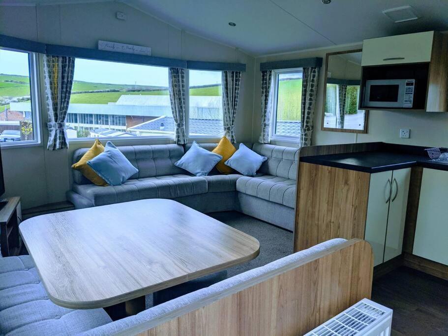 Large 4 Person Couples And Family Caravan In Newquay Bay Resort Eksteriør bilde