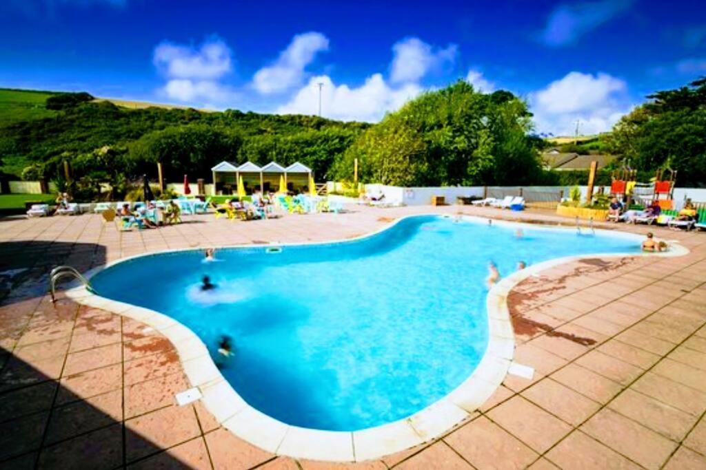 Large 4 Person Couples And Family Caravan In Newquay Bay Resort Eksteriør bilde