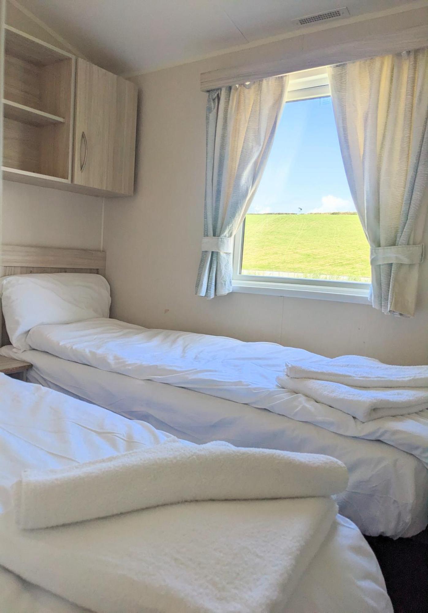 Large 4 Person Couples And Family Caravan In Newquay Bay Resort Eksteriør bilde